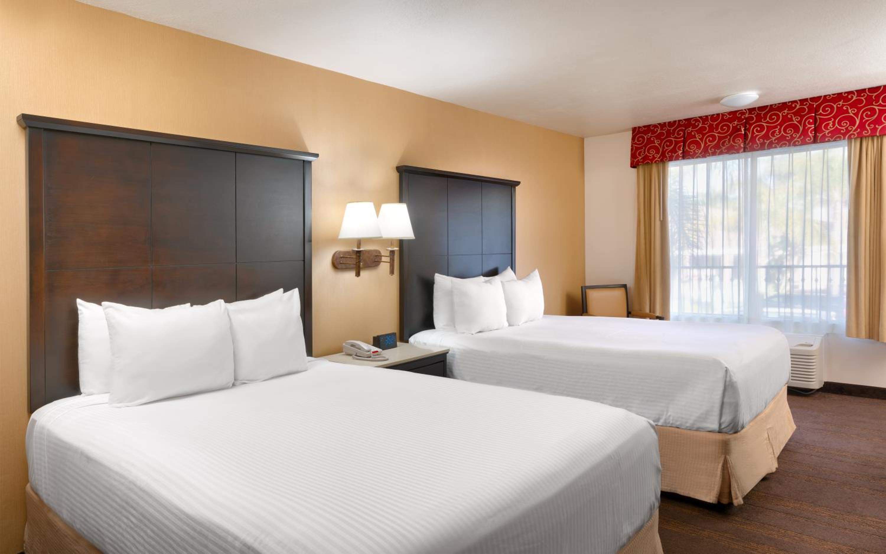 DELUXE, 2 QUEEN BEDS