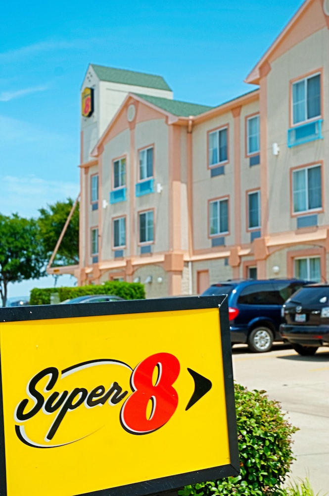 Super 8 by Wyndham Irving/DFW Apt/North 24/25