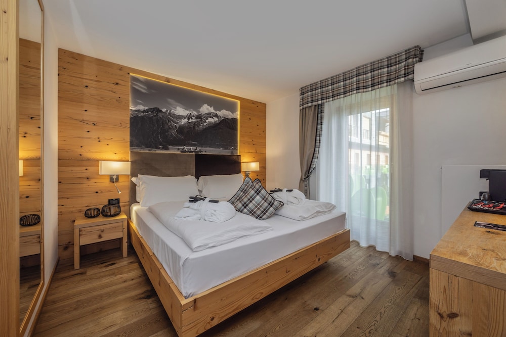 Suite, King Bed, 3 Beds
