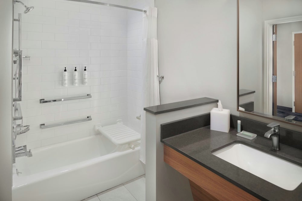 Fairfield by Marriott Inn & Suites Columbus 36/40