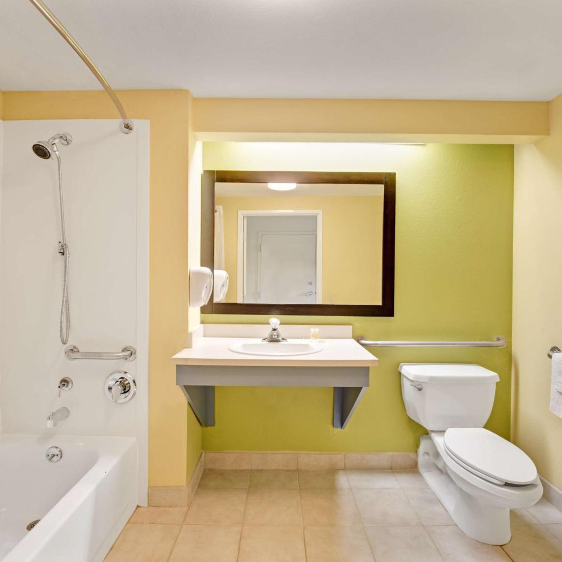 غرفة بسرير كينج بحوض استحمام لذوي الإعاقة، Days Inn & Suites by Wyndham DeSoto 8/10