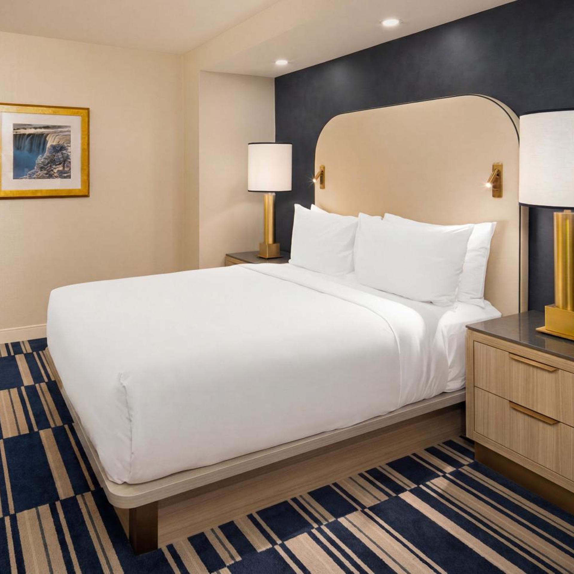 2 Rooms, Suite, 3 Queen Beds, Canadian Falls View، Embassy Suites By Hilton Niagara Falls Fallsview 2/3