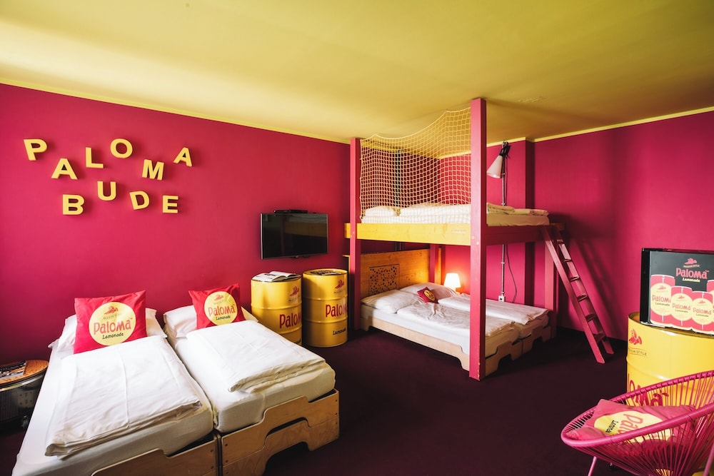 Bure, 1 Double and 4 Single Beds، Superbude St Georg 4/9