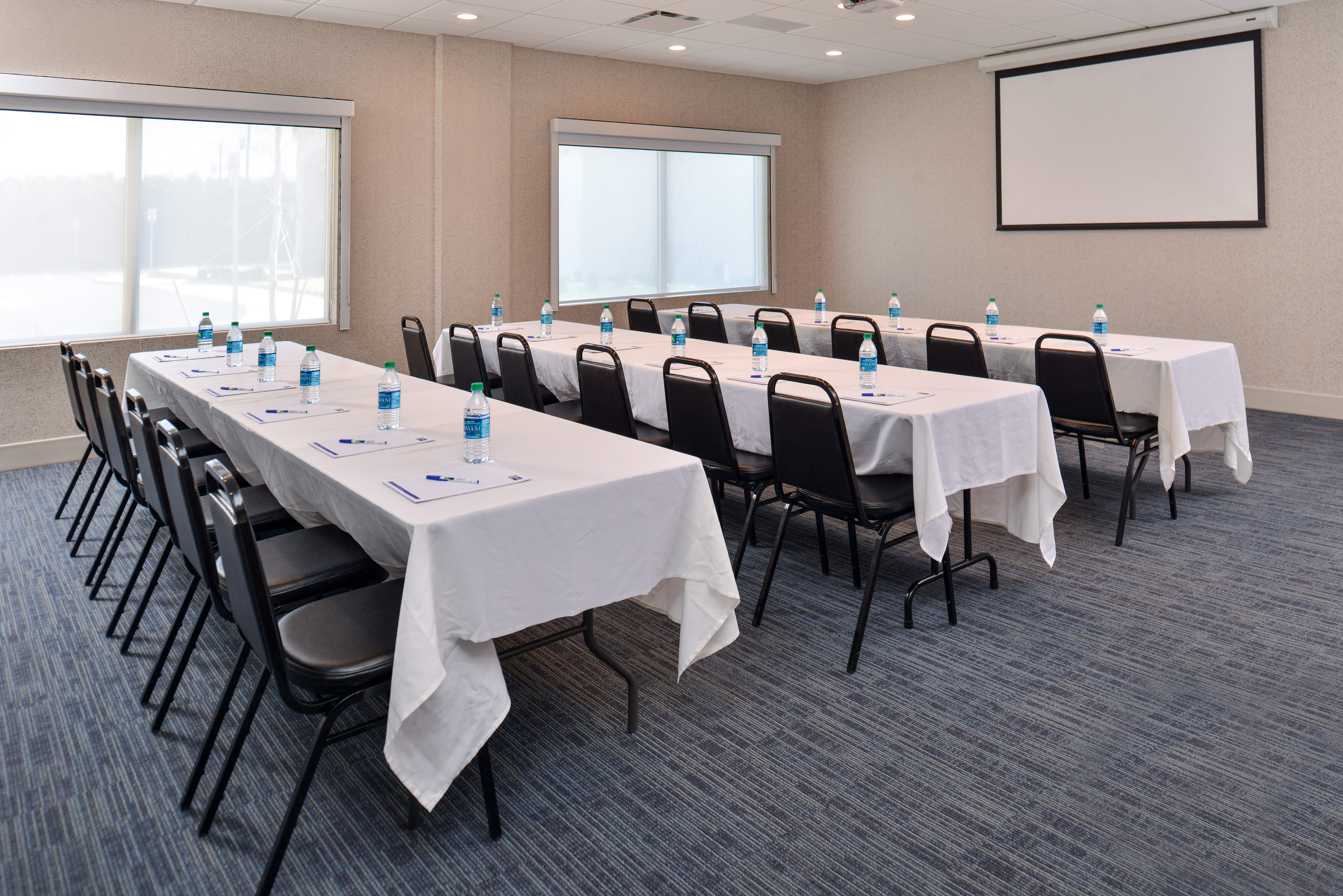Holiday Inn Express Suites Farmington Hills Detroit 43/54