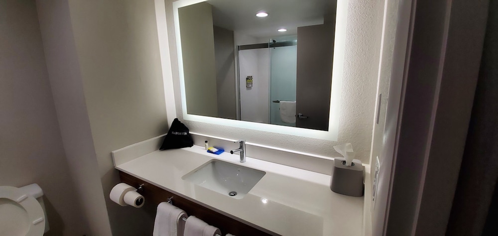 Holiday Inn Express Hotel And Suites Kinston 70/72
