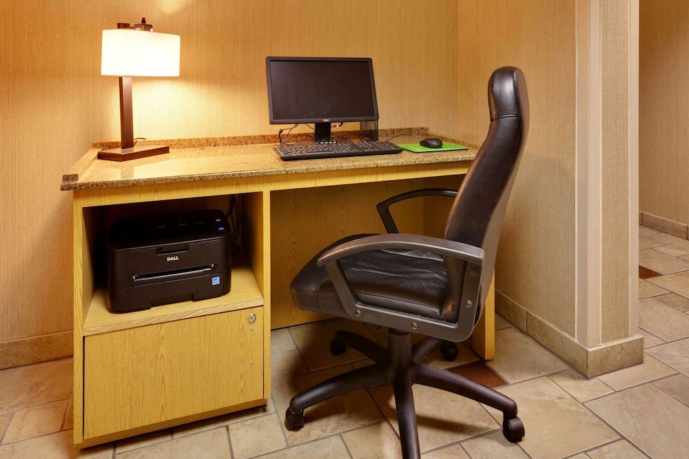 La Quinta Inn And Suites By Wyndham Plattsburgh 34/38