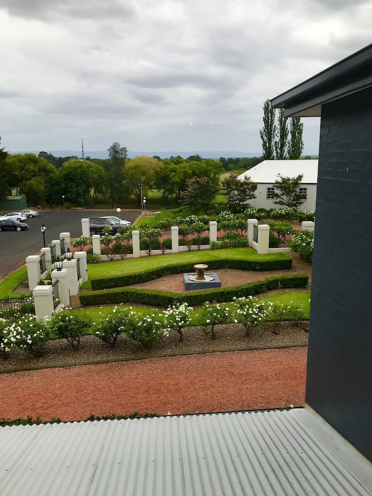 CROWNE PLAZA HAWKESBURY VALLEY 3/65