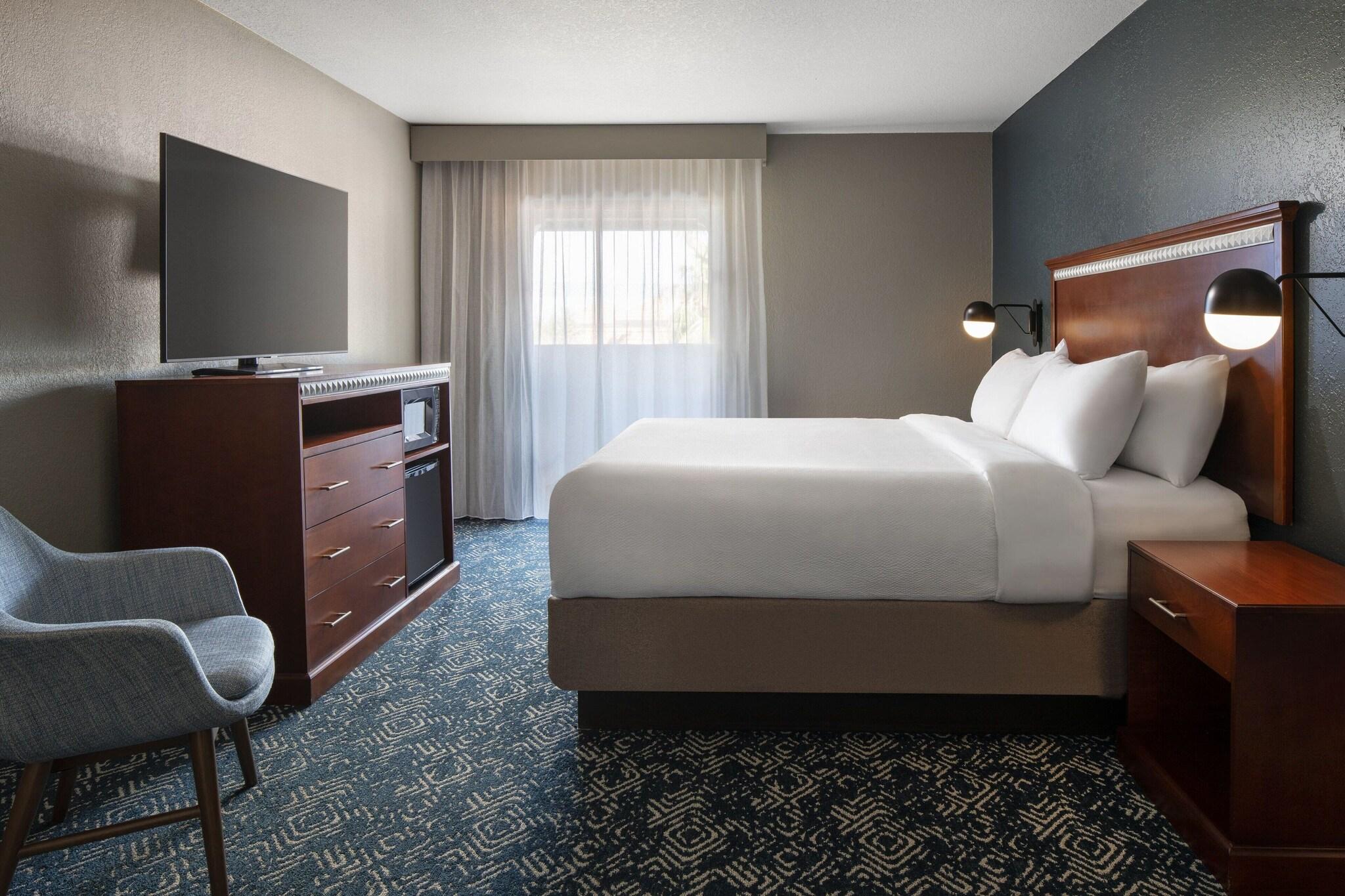 Guest Room, King Bed, Four Points by Sheraton Tucson Airport 7/9