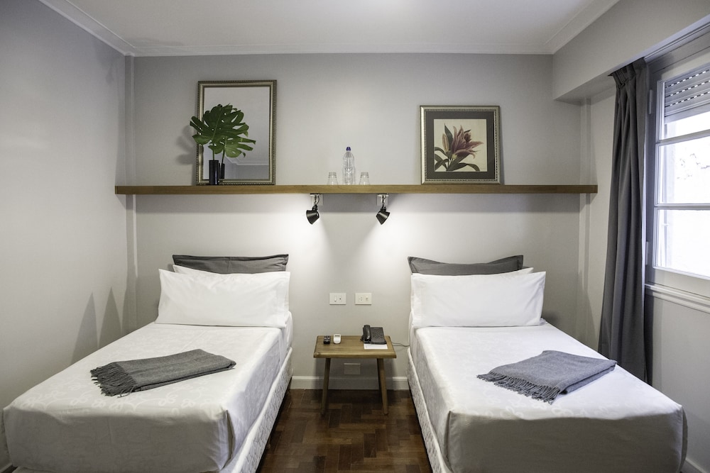 DELUXE, TWIN BEDS