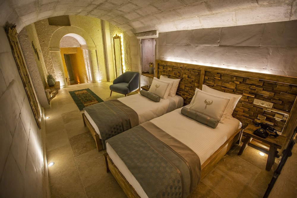 CAVE, ROYAL, SUITE, HOT TUB