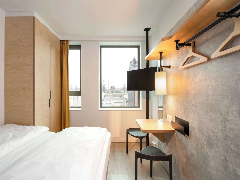 ROOM, TWIN BEDS