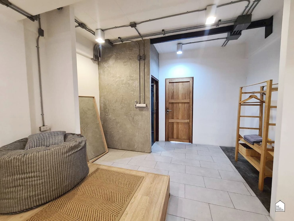 The Companion - Hostel 30/45