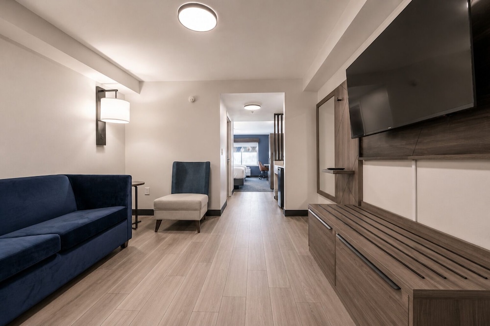Holiday Inn Express Hotel Suites Niagara Falls 55/75