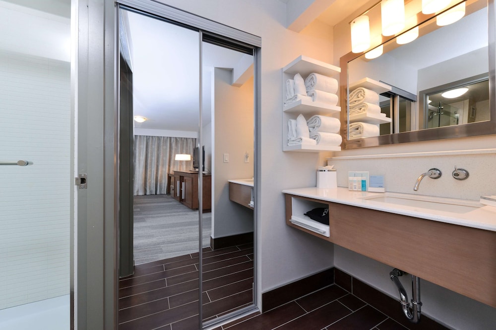 Hampton Inn & Suites By Hilton Calgary- University Northwest 16/61