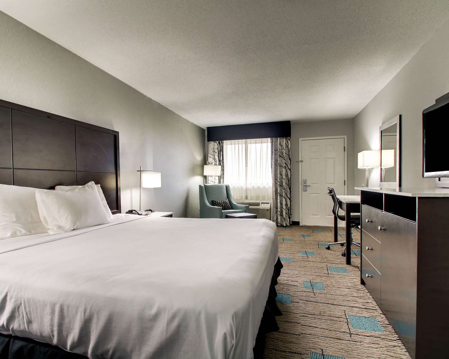 1 King Bed - Non-Smoking, Micfridge