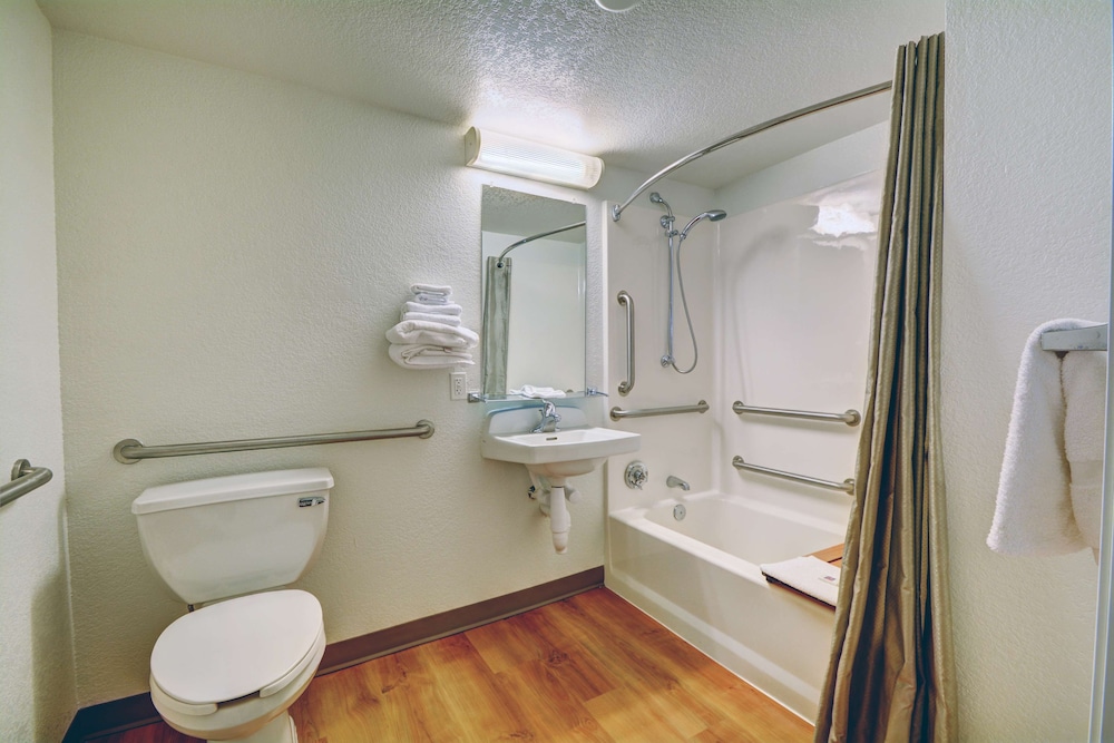 غرفة قياسية رباعية بسريرين كوين، Motel6 Newport, RI 9/10