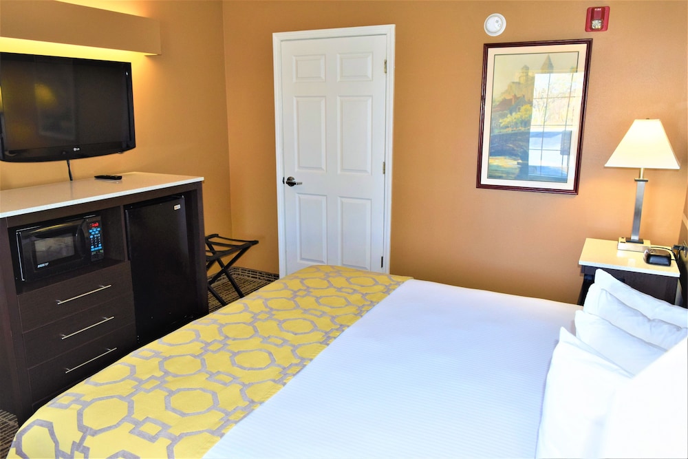 Baymont By Wyndham Forest City 13/36