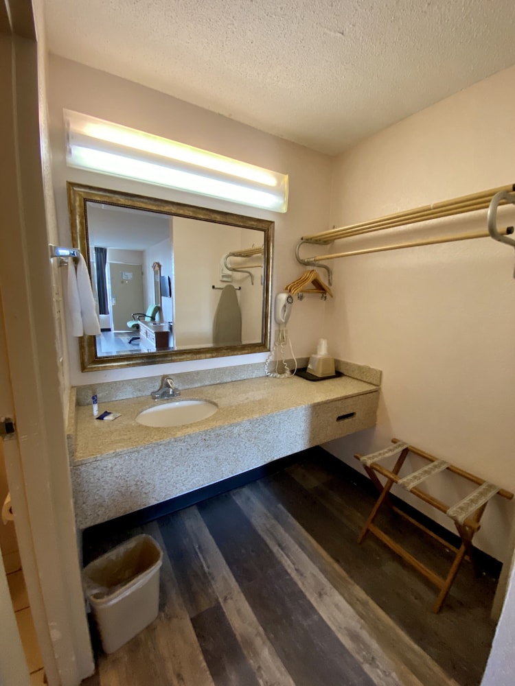 Motel6 Marianna, FL 35/60