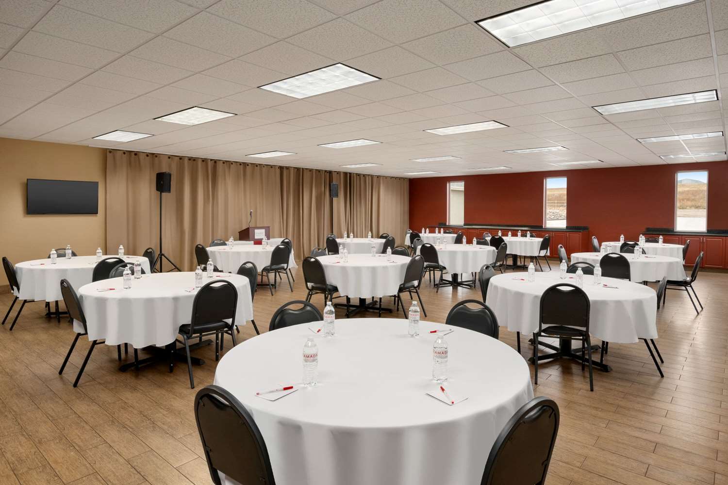 Bakken Airport Hotel And Suites Xwa 19/26