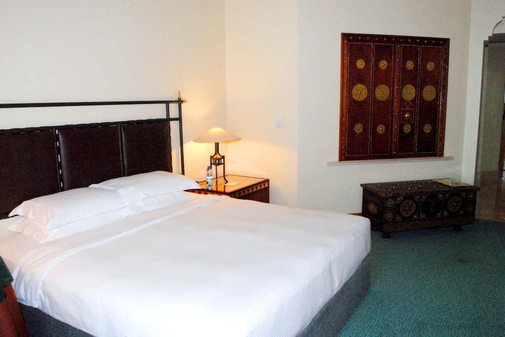 Grand Hyatt Muscat Hotel 15/50