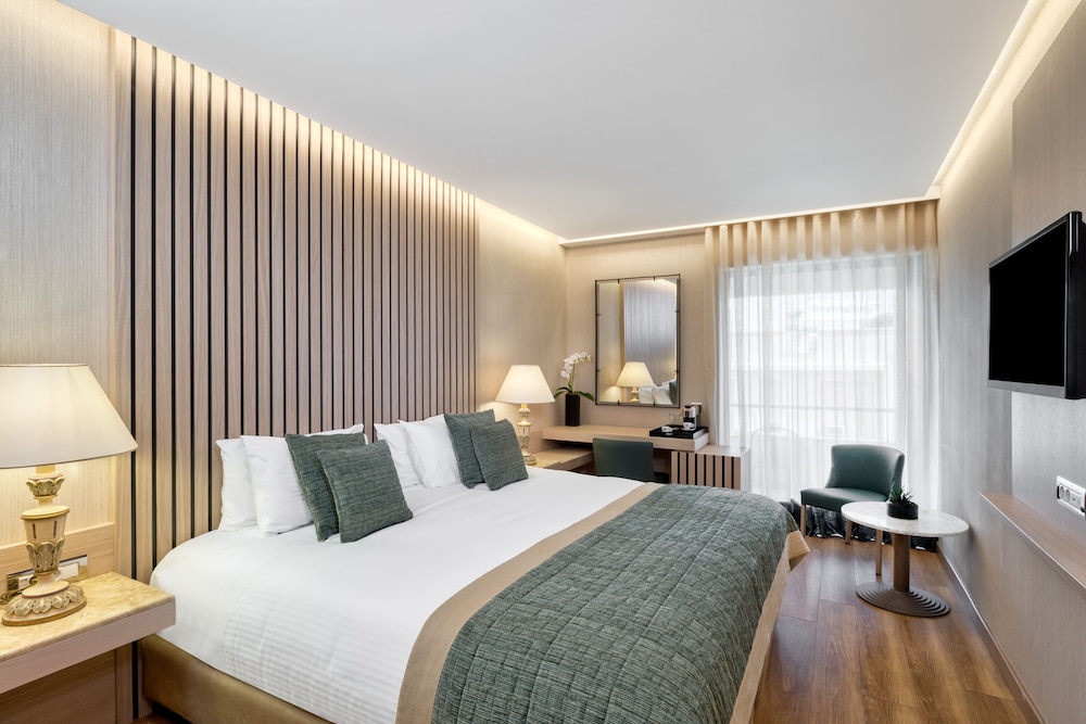 EXECUTIVE, ACROPOLIS VIEW