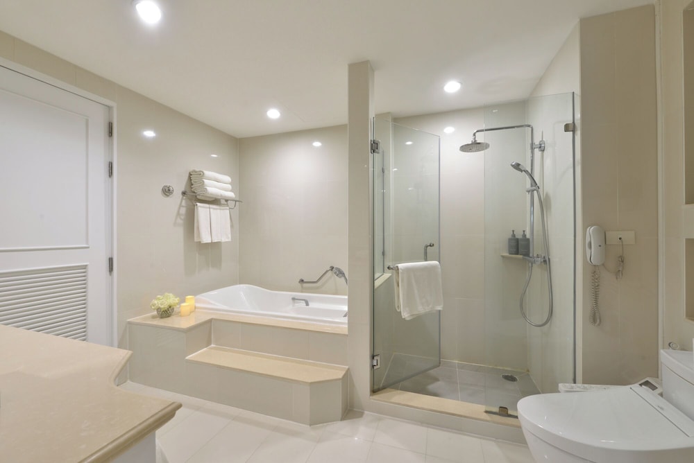 Centre Point Plus Hotel Silom 75/76