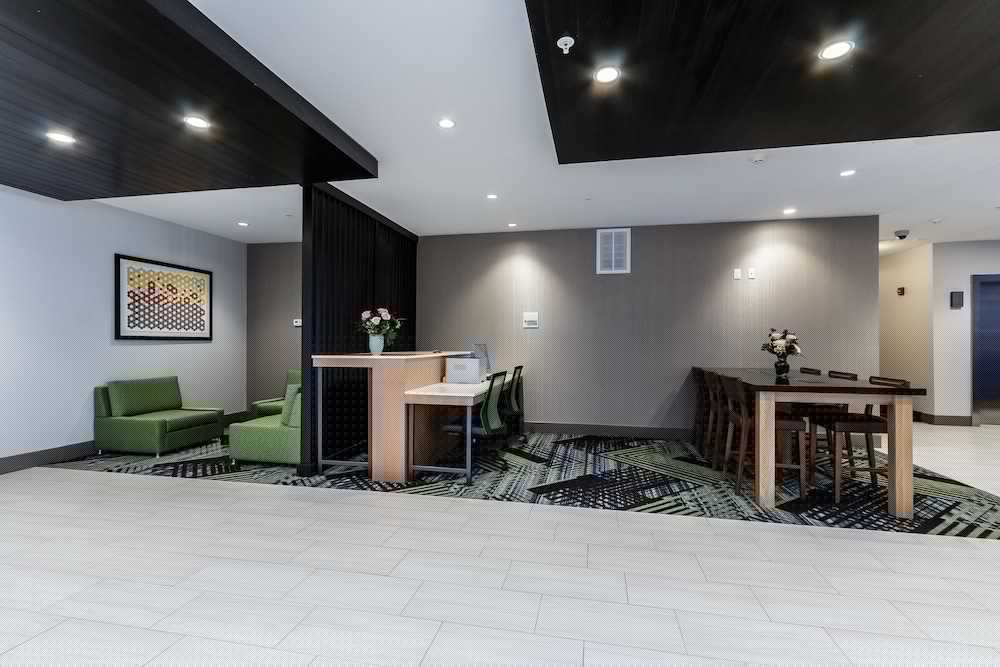 Holiday Inn Express and Suites South Bend South 15/64