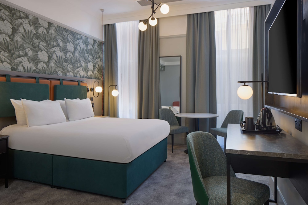 ROOM, QUEEN BED