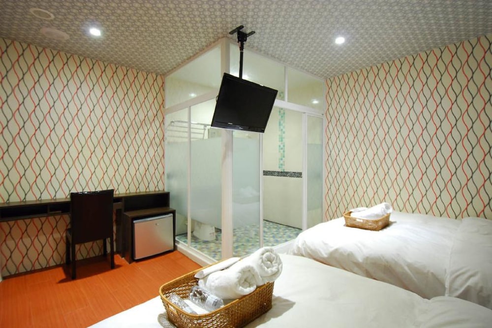 Happiness Inn 24/29