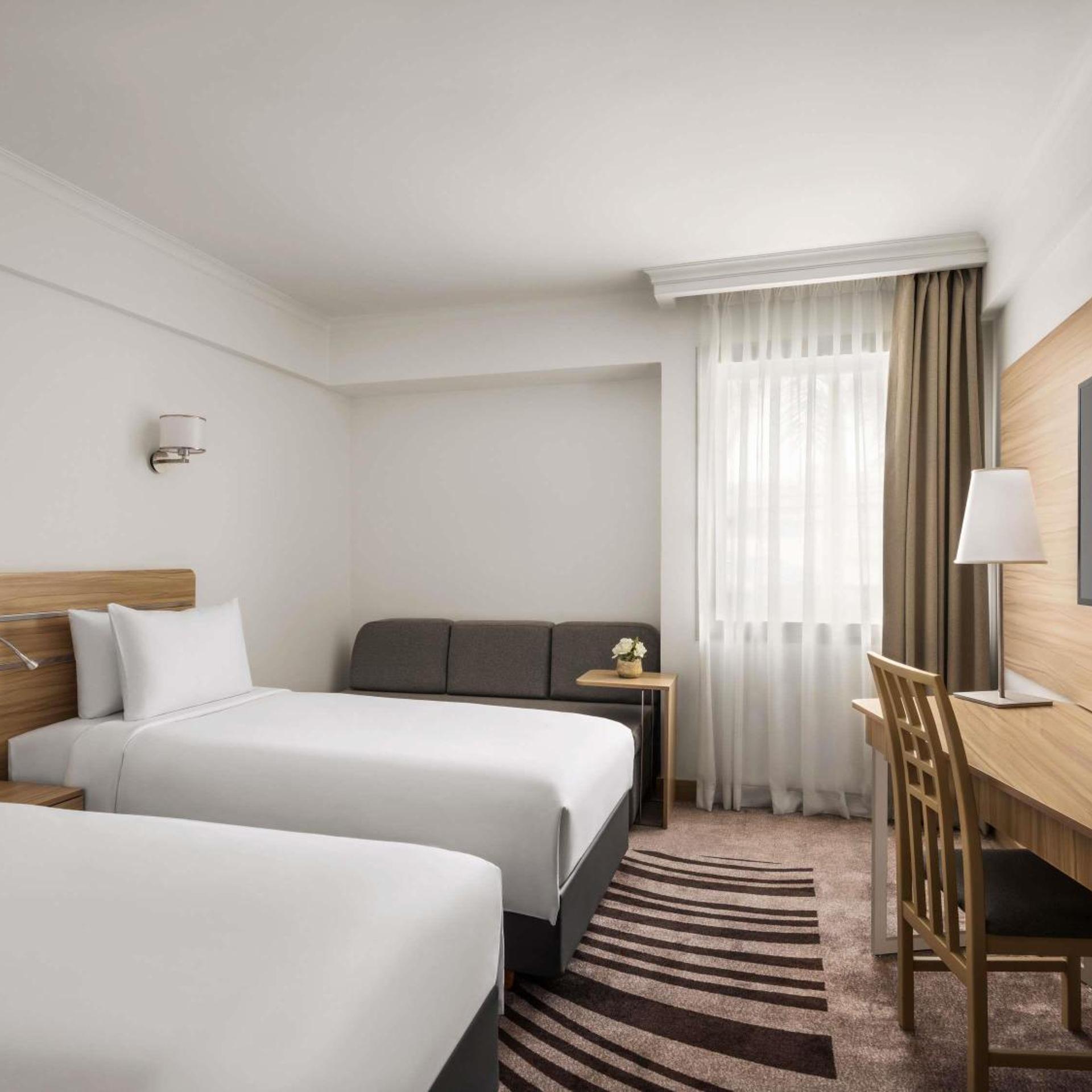 غرفة سوبيريور بسريرين منفصلين بإطلالة على المسبح، Novotel Cairo Airport 2/10