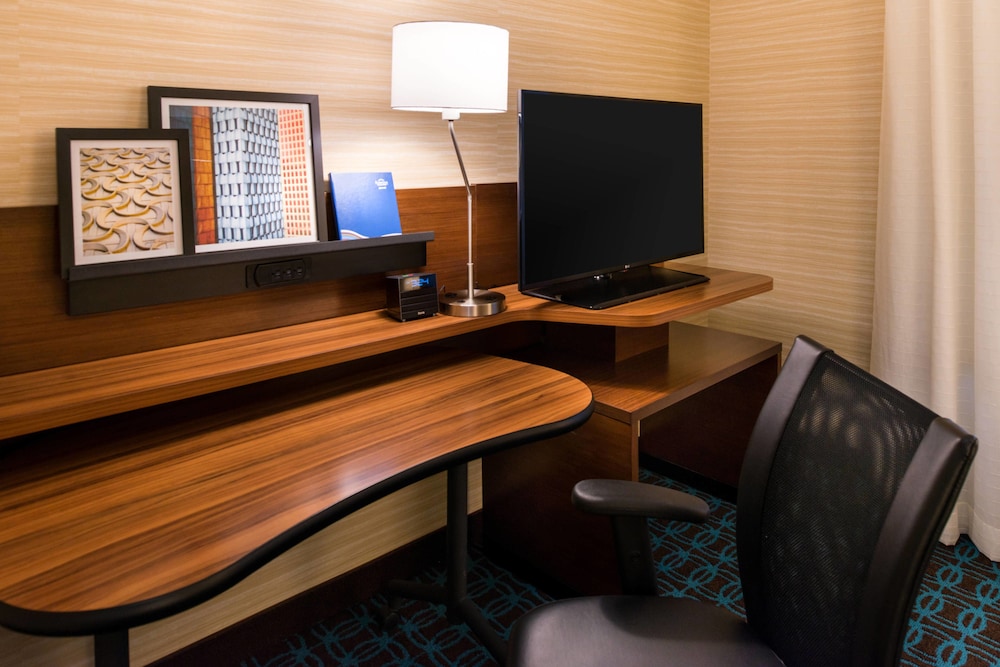 Fairfield Inn Suites Utica 44/47