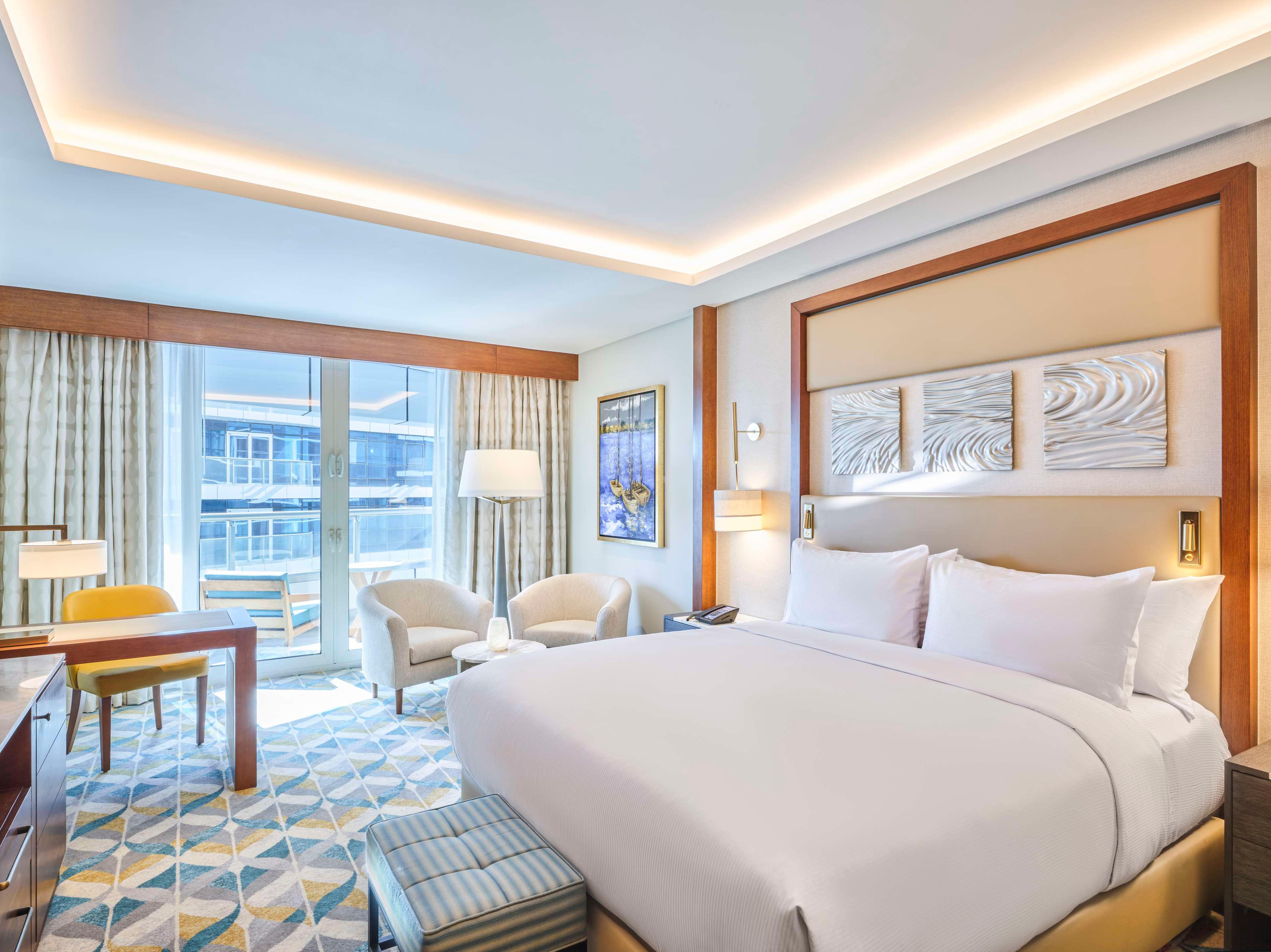 PREMIUM, KING BED, PARTIAL RIVER VIEW, BALCONY