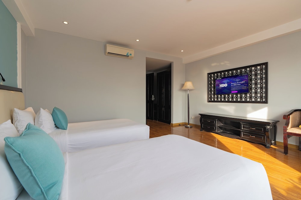 JUNIOR, TWIN BEDS, CITY VIEW, BALCONY