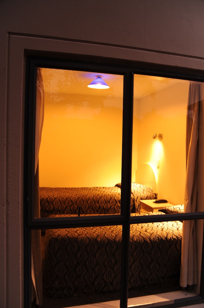 ANNABELLE COURT MOTEL 16/33