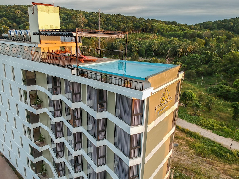 Golden Daisy Hotel 3/68
