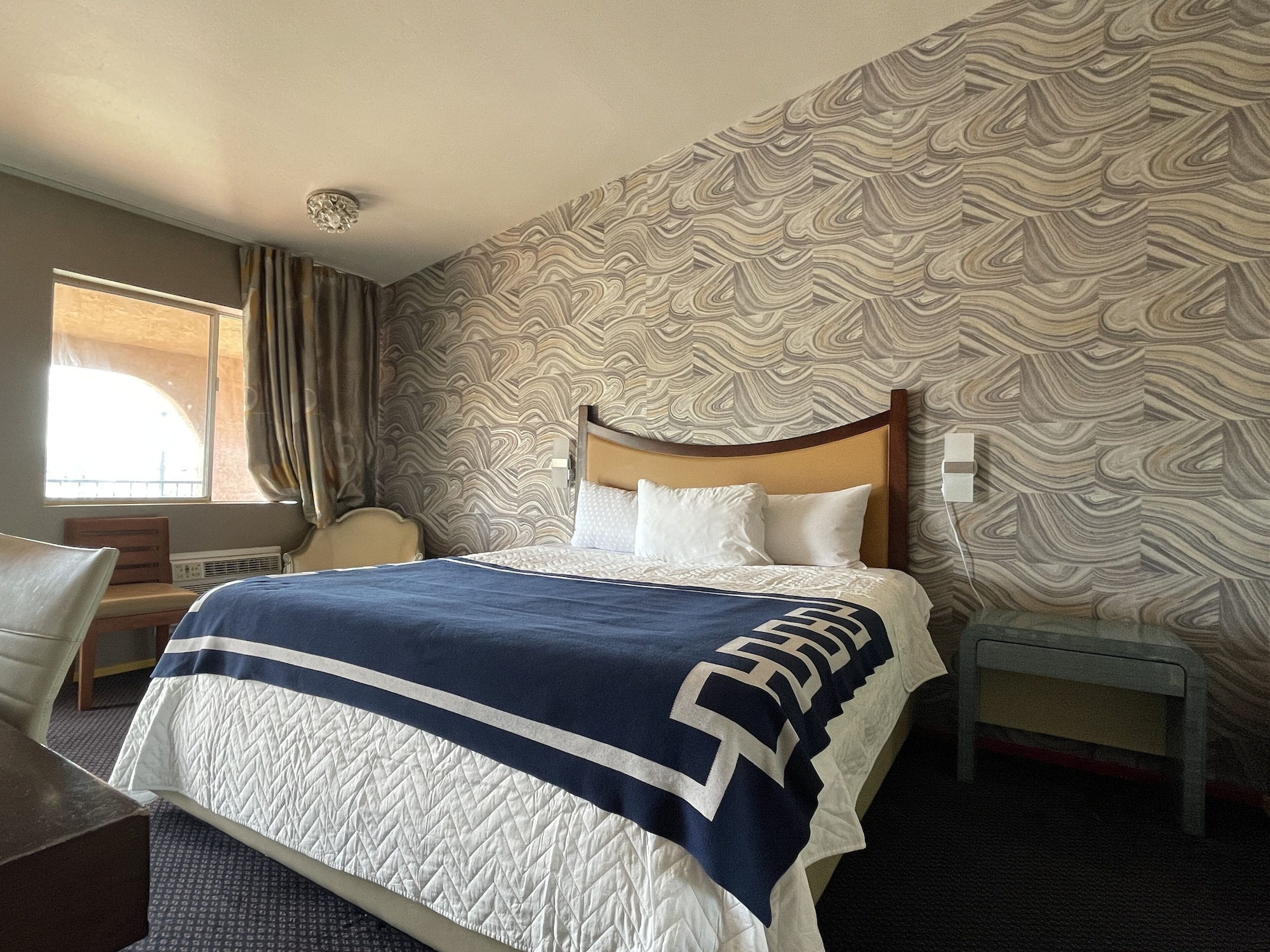 LUXURY, KING BED