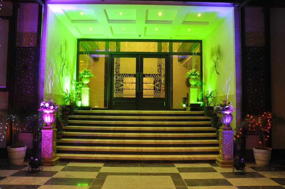 SAPNA CLARKS INN 13/47