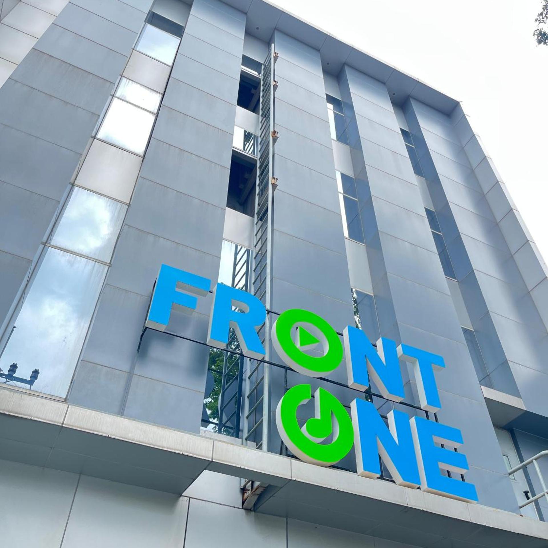 Front One Hotel Gresik 1/25