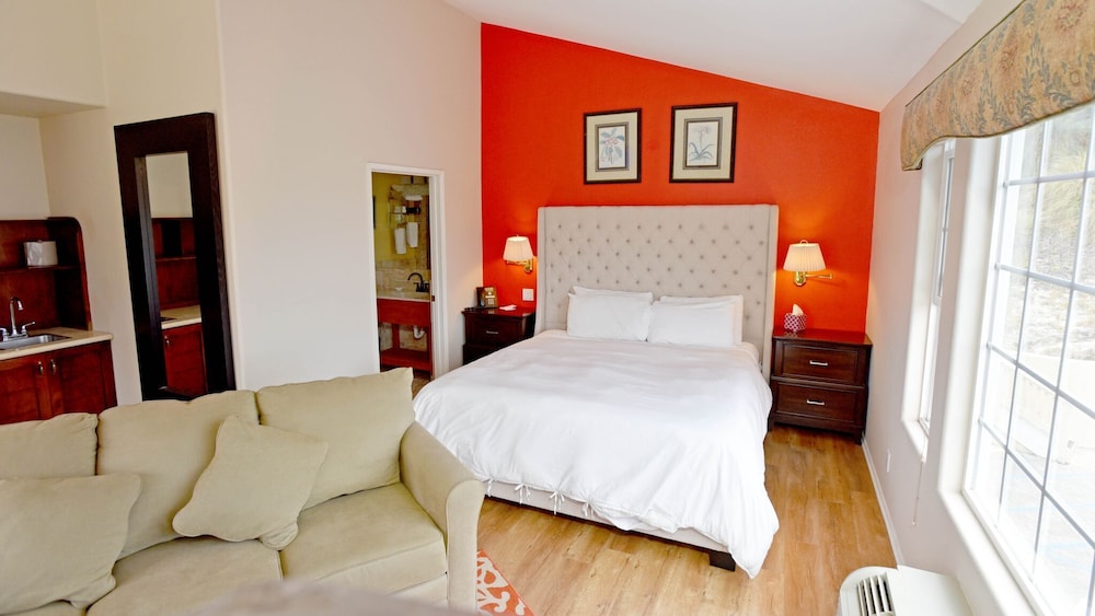Malibu Country Inn 5/50