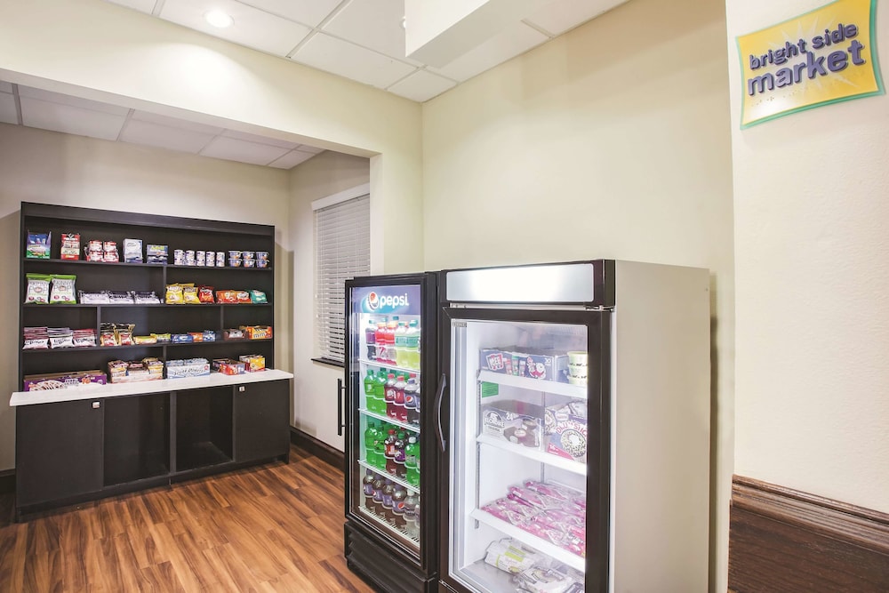 La Quinta Inn & Suites by Wyndham Allen at The Village 15/32