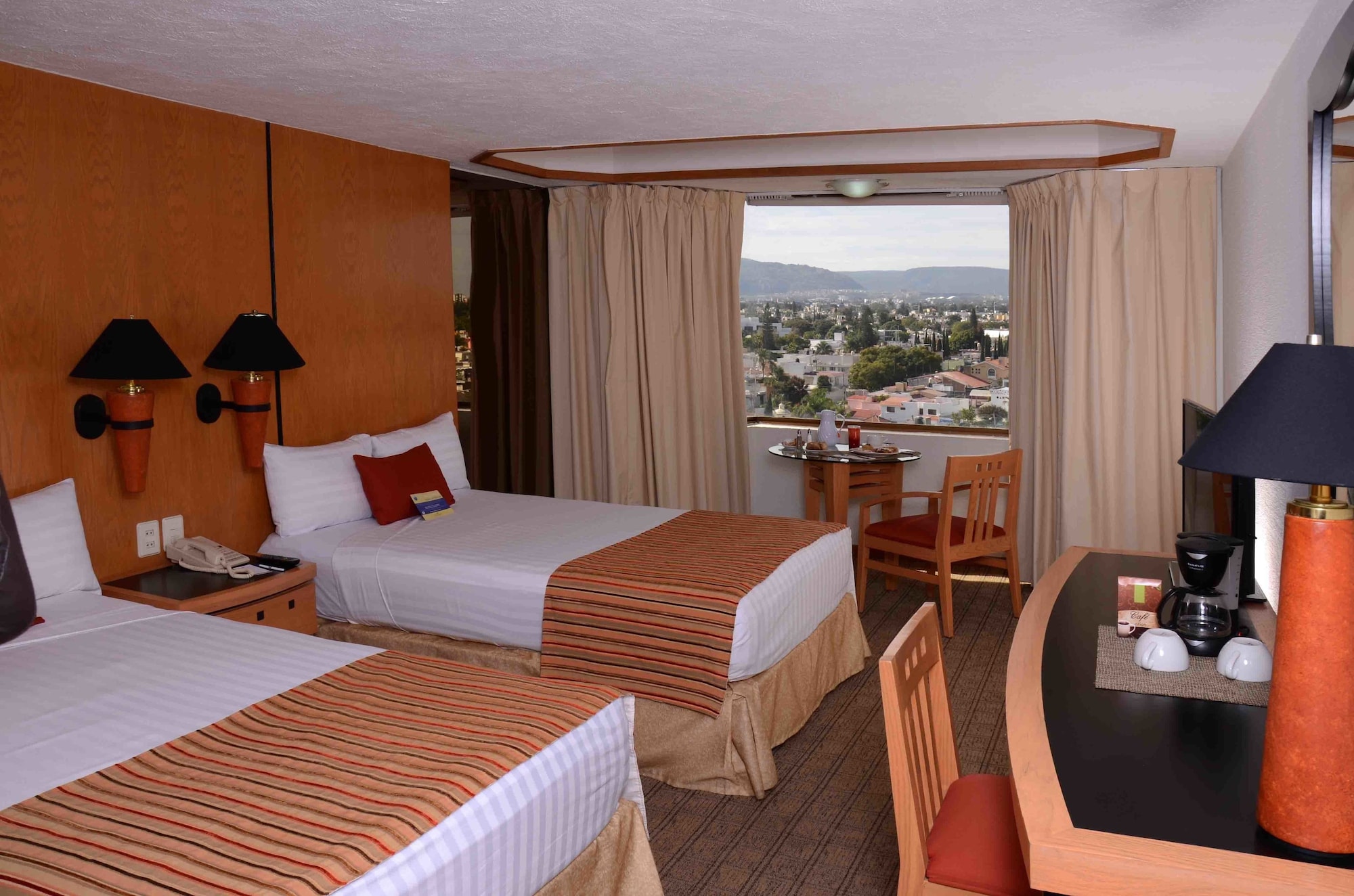 EXECUTIVE, 2 DOUBLE BEDS