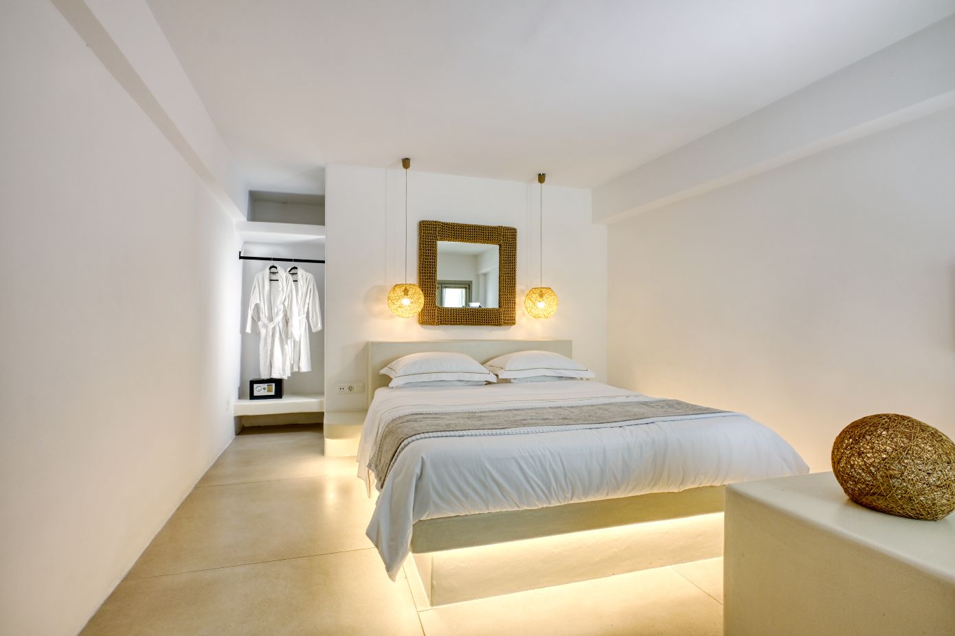 Deluxe, Pool or Jetted Tub