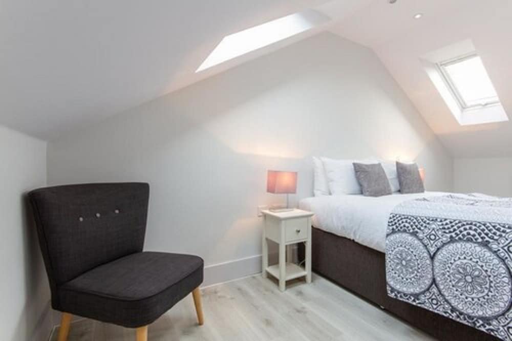 Citystay-Midsummer Mews 10/23