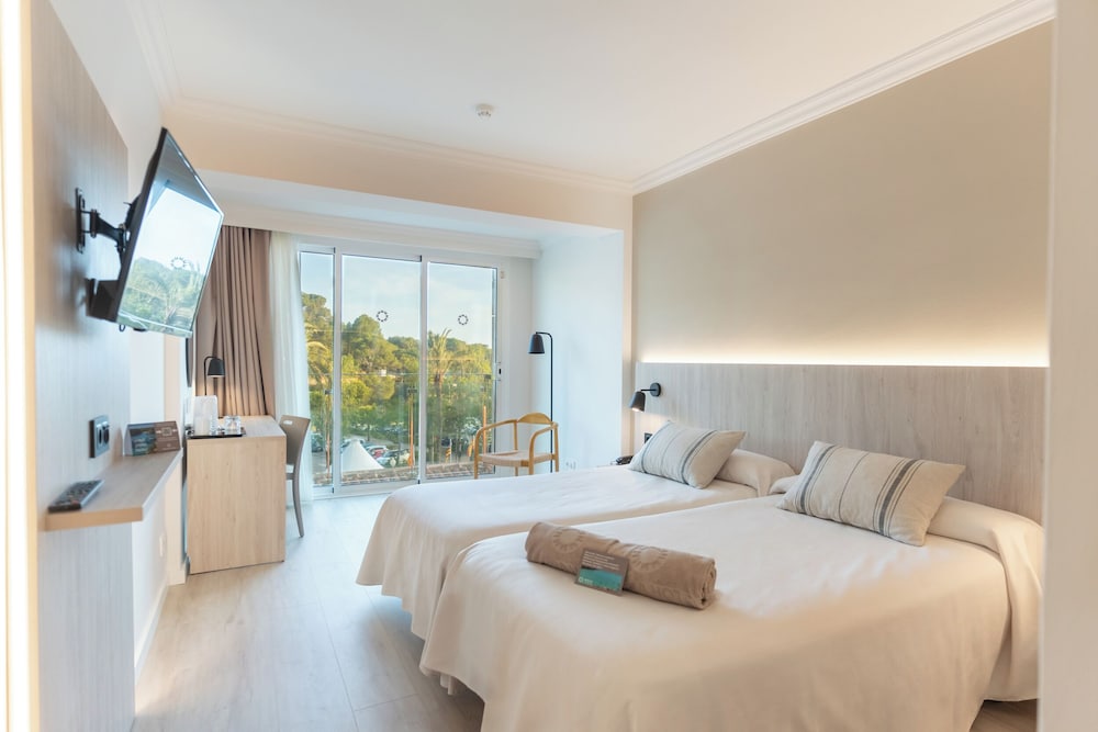 Minura Cala Galdana and Apartamentos D Aljandar 12/50