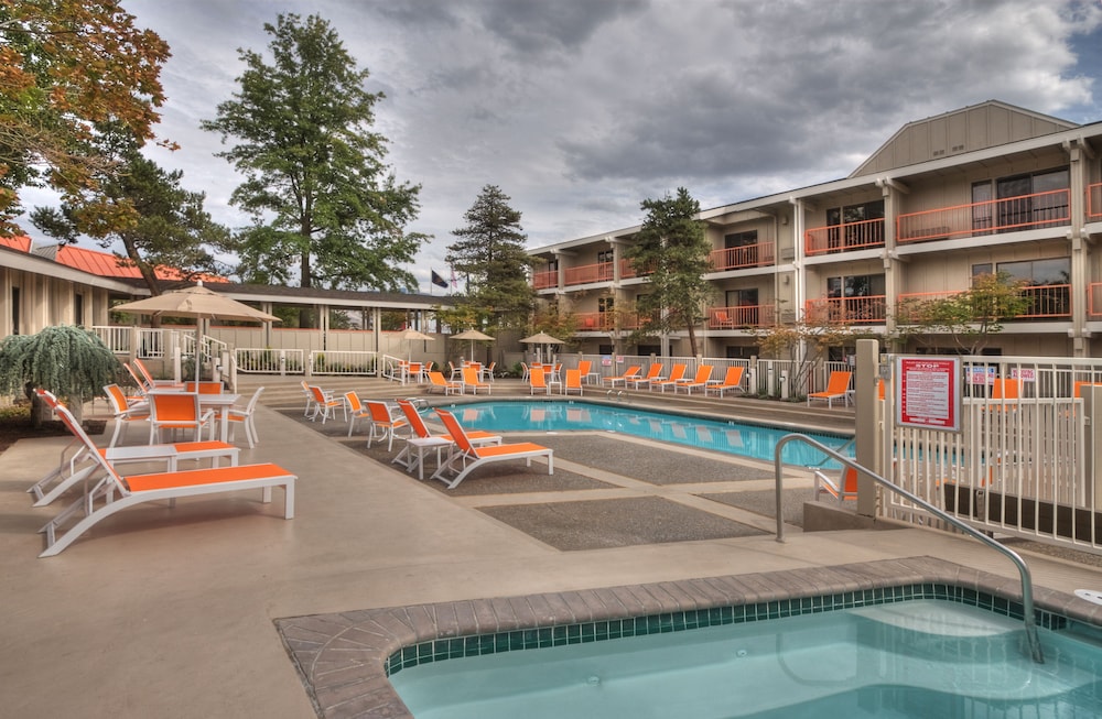 Ashland Hills Hotel Suites 3/51
