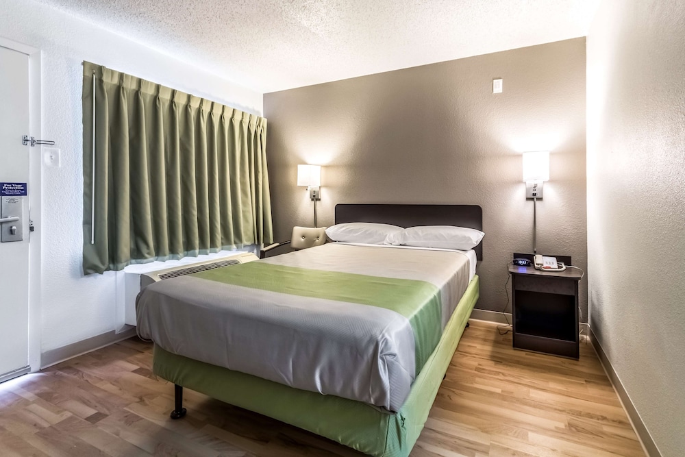 SUITE, QUEEN BED, SMOKING