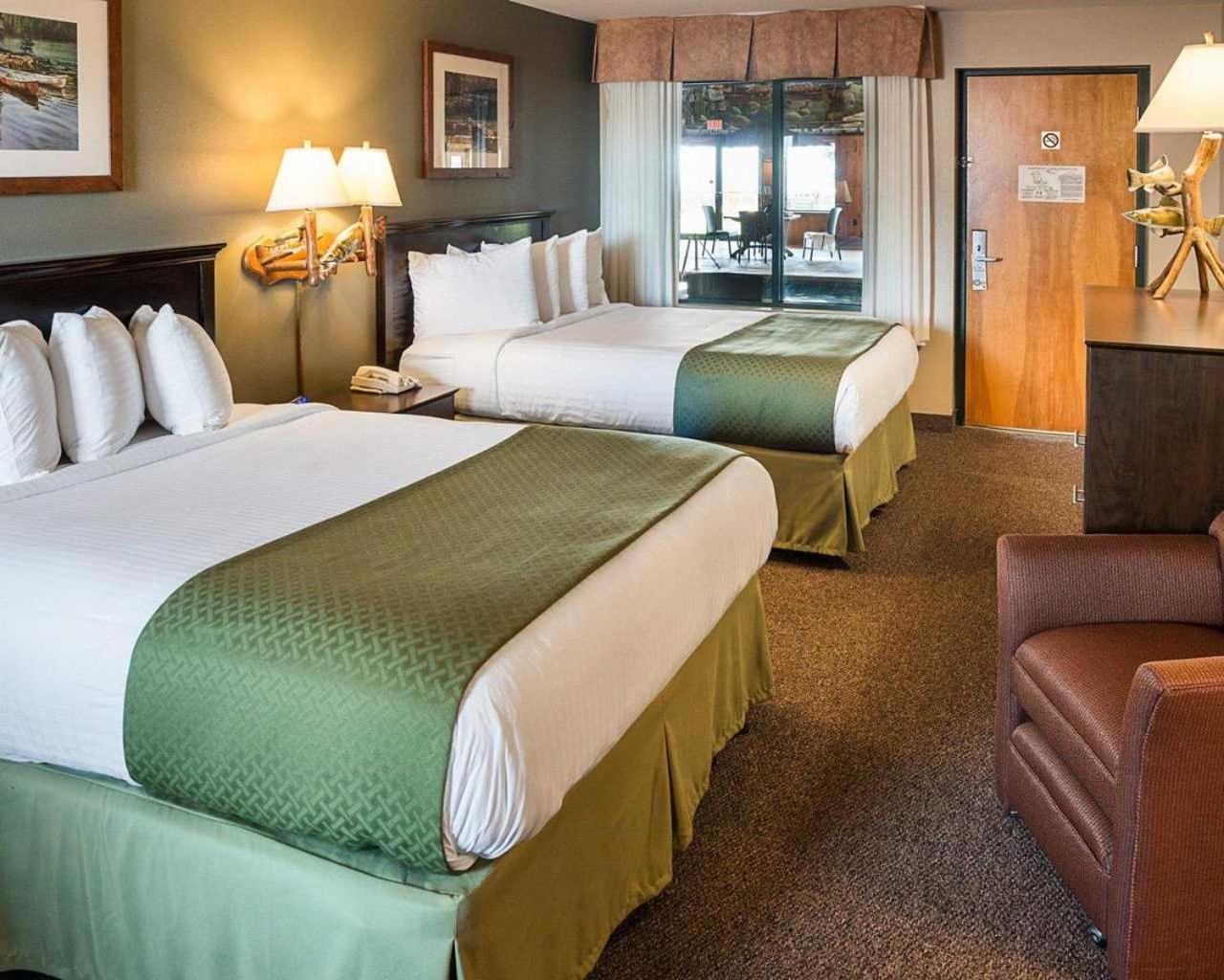 غرفة بسريرين كوين بإطلالة على المسبح، Quality Inn Ashland Lake Superior 4/5