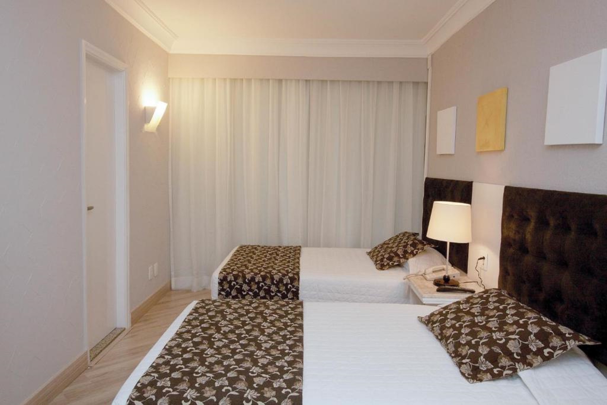 Deluxe, Single, Twin Beds