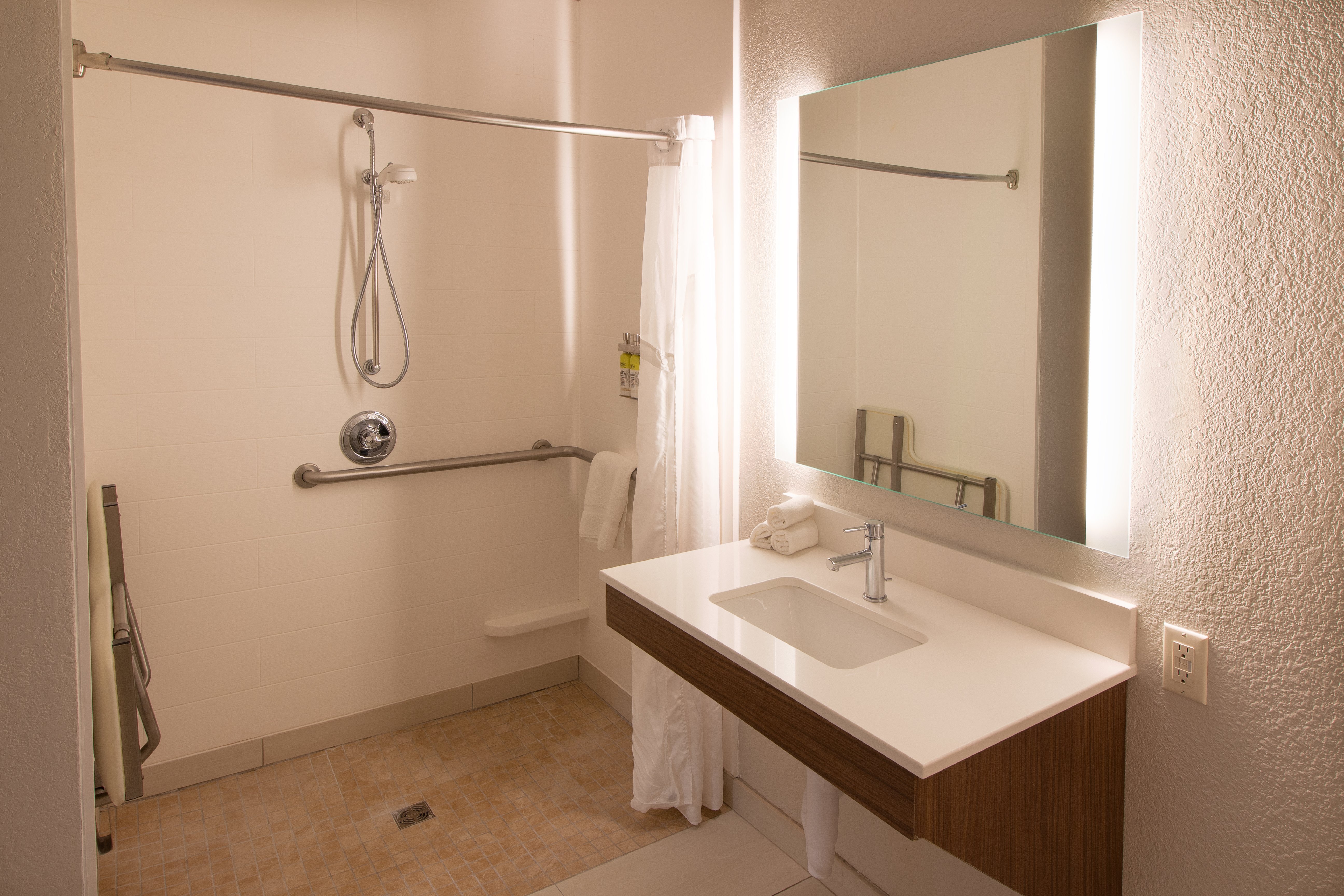 جناح بسرير كينج لذوي الإعاقة، Holiday Inn Express Hotel And Suites Worthington 3/4