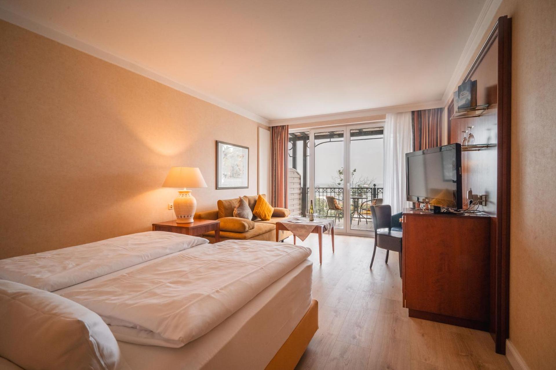 Deluxe, King Bed, Sea Side, Balcony